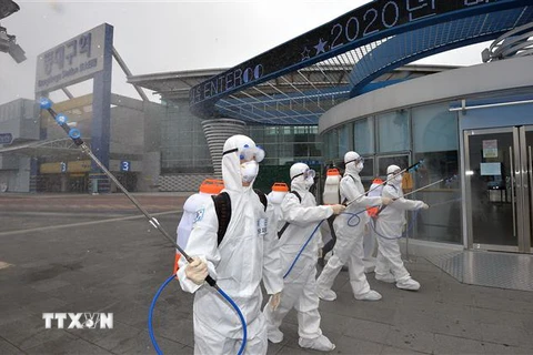 Phun thuốc khử trùng tại một nhà ga ở Daegu, Hàn Quốc, ngày 29/2/2020, nhằm ngăn chặn sự lây lan của COVID-19. (Nguồn: THX/TTXVN) 