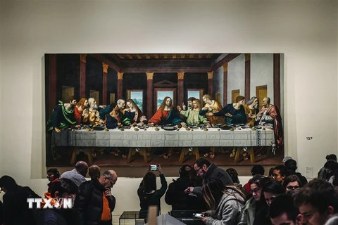 Tác phẩm Bữa ăn tối cuối cùng của danh họa Leonardo da Vinci được trưng bày tại triển lãm ở bảo tàng Louvre, Paris, Pháp, ngày 21/2/2020. (Nguồn: AFP/TTXVN) 