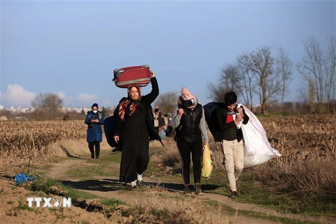 Người di cư tiến về khu vực biên giới Thổ Nhĩ Kỳ-Hy Lạp ở tỉnh Edirne, Thổ Nhĩ Kỳ, ngày 28/2/2020. (Nguồn: THX/TTXVN) 