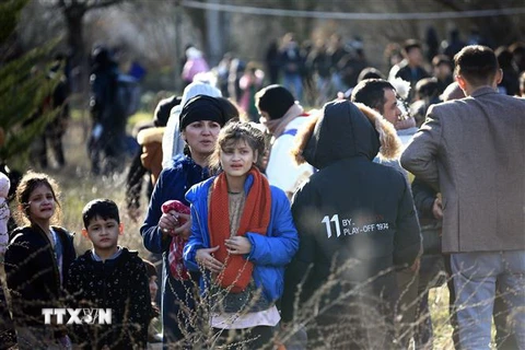 Người di cư tiến về khu vực biên giới Thổ Nhĩ Kỳ-Hy Lạp ở tỉnh Edirne, Thổ Nhĩ Kỳ, ngày 28/2/2020. (Nguồn: THX/TTXVN) 