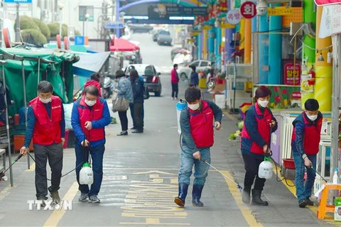 Phun thuốc khử trùng tại một khu chợ ở Gwangju, Hàn Quốc, ngày 1/3/2020, nhằm ngăn chặn sự lây lan của COVID-19. (Nguồn: THX/TTXVN) 
