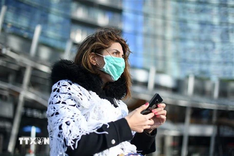 Người dân đeo khẩu trang để phòng tránh lây nhiễm COVID-19. (Nguồn: THX/TTXVN) 