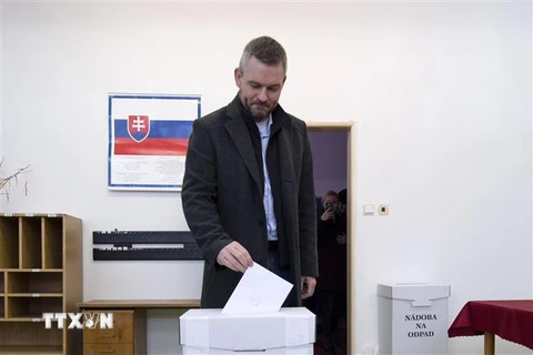 Thủ tướng Slovakia đồng thời là Lãnh đạo đảng Dân chủ Xã hội Smer (Smer-SD) Peter Pellegrini bỏ phiếu tại điểm bầu cử ở Banska Bystrica, ngày 29/2/2020. (Nguồn: AFP/TTXVN) 