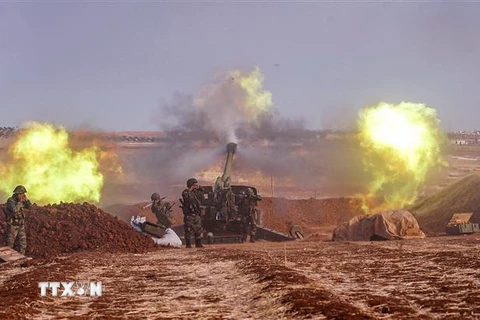 Pháo binh của quân đội Syria tấn công vào mục tiêu của phiến quân tại al-Habit, tỉnh Idlib, ngày 22/10/2019. (Nguồn: AFP/TTXVN) 