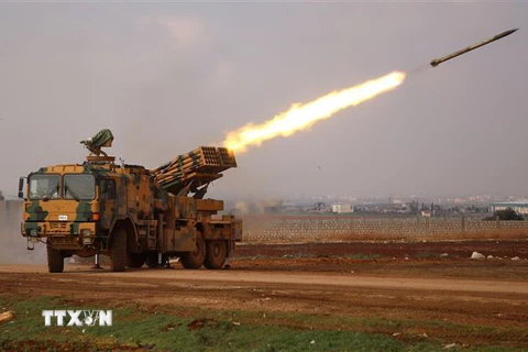 Bệ phóng rocket di động của quân đội Thổ Nhĩ Kỳ nã rocket từ một vị trí gần làng Miznaz, ngoại ô phía Tây tỉnh Aleppo, Syria ngày 14/2/2020. (Nguồn: AFP/TTXVN) 