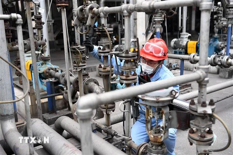 Công nhân kiểm tra dây chuyền sản xuất tại Tập đoàn Kỹ thuật hóa dầu Chuanwei ở thành phố Trùng Khánh, Trung Quốc ngày 20/2/2020. (Nguồn: THX/TTXVN) 