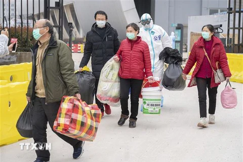 Bệnh nhân nhiễm COVID-19 được xuất viện sau khi được chữa khỏi tại bệnh viện dã chiến ở Vũ Hán, tỉnh Hồ Bắc, Trung Quốc, ngày 1/3/2020. (Nguồn: THX/TTXVN) 