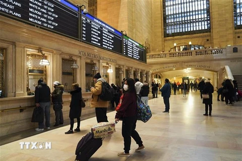 Hành khách đeo khẩu trang để phòng tránh lây nhiễm COVID-19 tại nhà ga tàu điện ngầm ở New York, Mỹ, ngày 29/2/2020. (Nguồn: THX/TTXVN) 