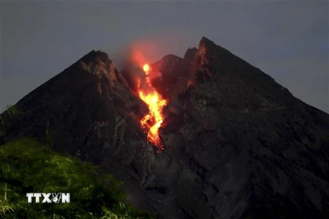 Núi lửa Merapi ở Indonesia phun nham thạch ngày 9/3/2019. (Nguồn: THX/TTXVN) 