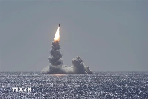 Vụ phóng thử tên lửa Trident II từ tàu ngầm USS Maine ở ngoài khơi bờ biển San Diego, bang California, Mỹ ngày 12/2/2020. (Nguồn: The Sun/TTXVN) 