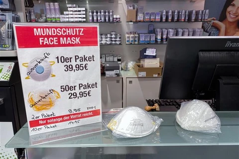 Một cửa hàng tại Berlin, Đức, thông báo 'Hết hàng' khẩu trang trong bối cảnh bùng phát dịch COVID-19, ngày 28/2/2020. (Nguồn: AFP/TTXVN) 