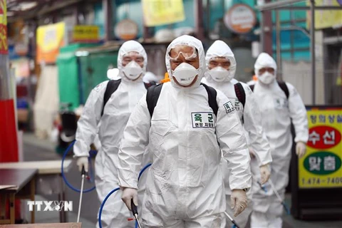 Binh sỹ Hàn Quốc phun thuốc khử trùng nhằm ngăn chặn sự lây lan của dịch COVID-19 tại thành phố Daegu, ngày 2/3/2020. (Nguồn: AFP/TTXVN) 