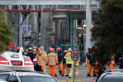 Lính cứu hỏa được triển khai tại hiện trường vụ nổ ở nhà máy của Tập đoàn hóa chất Lotte thuộc thành phố Seosan, miền Nam Hàn Quốc sáng 4/3/2020. (Nguồn: Yonhap/TTXVN) 