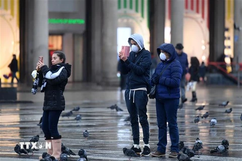 Người dân đeo khẩu trang để phòng tránh lây nhiễm COVID-19 tại Milan, Italy, ngày 2/3/2020.(Nguồn: THX/TTXVN) 