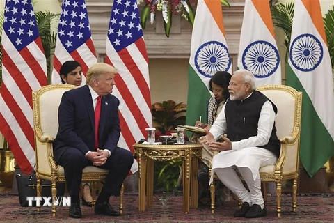 Thủ tướng Ấn Độ Narendra Modi (phải) có cuộc gặp với Tổng thống Mỹ Donald Trump. (Nguồn: THX/TTXVN) 