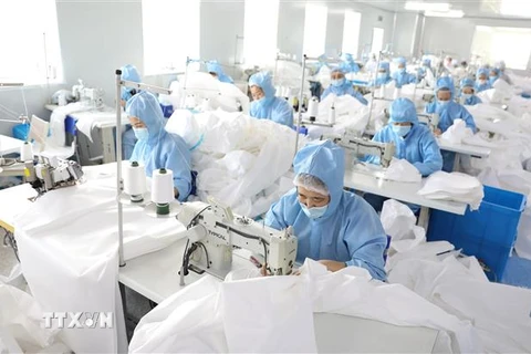 Công nhân sản xuất thiết bị bảo hộ tại công ty công nghệ y tế thành phố An Sơn, tỉnh Liêu Ninh, Trung Quốc ngày 2/3/2020. (Nguồn: THX/TTXVN) 