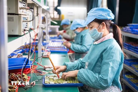 Công nhân kiểm tra linh kiện điện tử tại một nhà máy ở huyện Đào Viên, tỉnh Hồ Nam, Trung Quốc ngày 20/2/2020. (Nguồn: THX/TTXVN) 