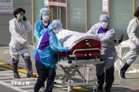 Chuyển bệnh nhân nhiễm COVID-19 tới bệnh viện ở Daegu, Hàn Quốc, ngày 4/3. (Nguồn: THX/TTXVN) 