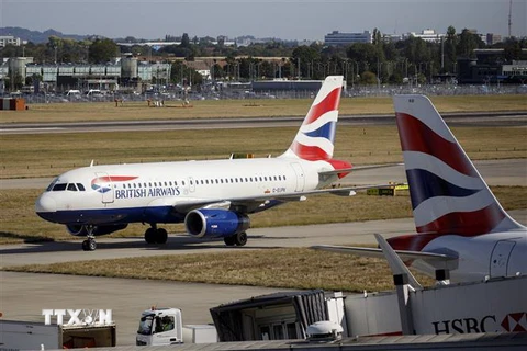 Máy bay của hãng hàng không British Airways đỗ tại sân bay Heathrow ở London, Anh. (Nguồn: AFP/TTXVN) 