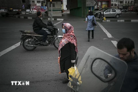 Người dân đeo khẩu trang để phòng tránh lây nhiễm COVID-19 tại Tehran, Iran, ngày 7/3/2020. (Nguồn: THX/TTXVN) 