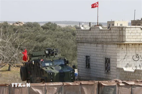 Một trạm quan sát quân sự của Thổ Nhĩ Kỳ gần cao tốc M5 nối thành phố Aleppo với thủ đô Damascus, Syria. (Nguồn: AFP/TTXVN) 