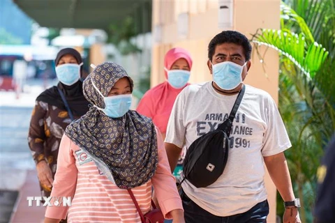 Người dân đeo khẩu trang để phòng tránh lây nhiễm COVID-19 tại Jakarta, Indonesia, ngày 2/3/2020. (Nguồn: THX/TTXVN) 