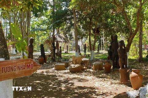 Các bức tượng sinh hoạt được trang trí tại một số công viên trên địa bàn tỉnh Gia Lai. (Ảnh: Hồng Điệp/TTXVN) 