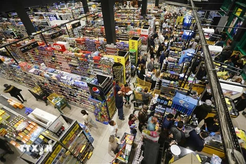 Người dân xếp hàng chờ thanh toán tại siêu thị ở Beirut, Liban, trong bối cảnh dịch COVID-19 lan rộng, ngày 11/3/2020. (Nguồn: THX/TTXVN) 
