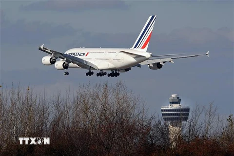 Máy bay Airbus A380 của Hãng hàng không Pháp hạ cánh xuống sân bay quốc tế John F. Kennedy ở New York (Mỹ) ngày 20/11/2009. (Nguồn: AFP/TTXVN) 
