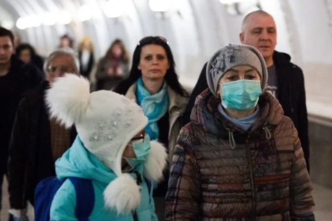 Người dân đeo khẩu trang phòng tránh COVID-19 ở Nga. (Nguồn: Moskva News Agency) 