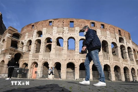 Người dân đeo khẩu trang để phòng tránh lây nhiễm COVID-19 tại Rome, Italy, ngày 10/3/2020. (Nguồn: THX/TTXVN)