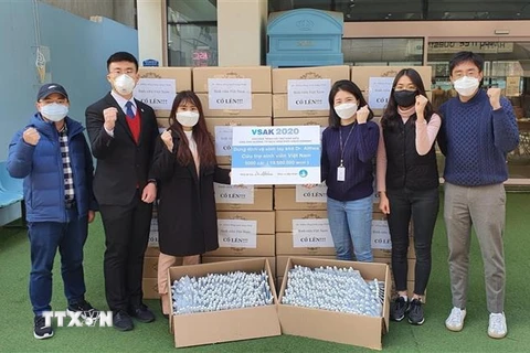 Số chai nước rửa tay được Hội sinh viên Việt Nam tại Hàn Quốc chuẩn bị gửi tới các bạn du học sinh Việt Nam ở thành phố Daegu và tỉnh Bắc Gyeongsang. (Nguồn: TTXVN) 