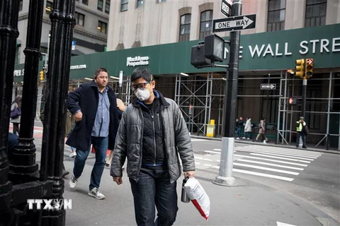 Người dân đeo khẩu trang đề phòng lây nhiễm COVID-19 tại Mỹ ngày 11/3/2020. (Nguồn: THX/TTXVN) 