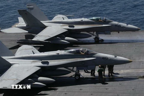 Máy bay chiến đấu của hải quân Mỹ chuẩn bị cất cánh từ tàu sân bay USS Kitty Hawk ở phía Bắc vùng Vịnh tháng 4/2003. (Nguồn: AFP/TTXVN) 