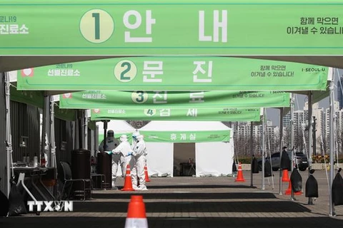 Một trạm xét nghiệm virus SARS-CoV-2 lưu động tại Seoul, Hàn Quốc, ngày 16/3/2020. (Nguồn: Yonhap/TTXVN) 