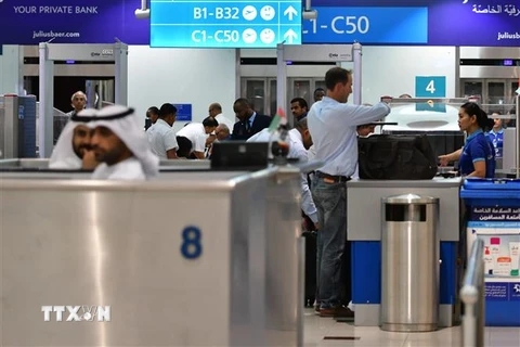 Hành khách chờ làm thủ tục tại Sân bay quốc tế Dubai của Các Tiểu vương quốc Arab thống nhất. (Nguồn: AFP/TTXVN) 