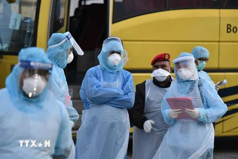 Nhân viên y tế Malaysia trong trang phục bảo hộ làm nhiệm vụ sơ tán các công dân trở về từ Vũ Hán, Trung Quốc tại sân bay quốc tế Kuala Lumpur, ngày 4/2. (Nguồn: AFP/TTXVN) 