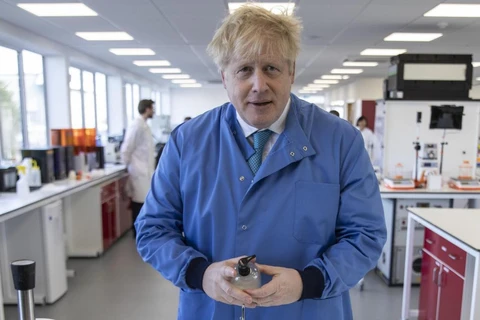 Clip Thủ tướng Anh Johnson trình diễn kỹ thuật rửa tay phòng COVID-19