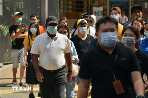 Người dân đeo khẩu trang phòng dịch COVID-19 tại Kuala Lumpur, Malaysia ngày 14/3/2020. (Nguồn: THX/TTXVN) 