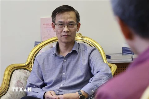 Ông Lý Tiến Hùng, Bí thư thứ nhất Phòng công tác Lưu học sinh-Đại sứ quán Việt Nam tại Liên bang Nga, trả lời phỏng vấn phóng viên TTXVN. (Ảnh: Trần Hiếu/TTXVN) 