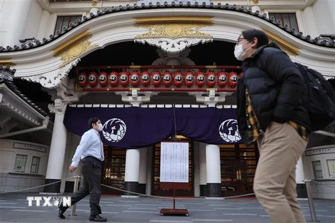 Người dân đeo khẩu trang để phòng tránh lây nhiễm COVID-19 tại Tokyo, Nhật Bản, ngày 6/3/2020. (Nguồn: THX/TTXVN) 