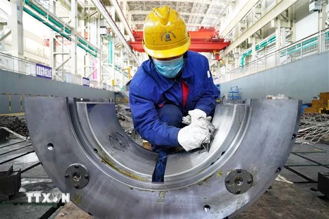Công nhân làm việc trong một nhà máy ở Cáp Nhĩ Tân, tỉnh Hắc Long Giang, Đông Bắc Trung Quốc ngày 9/3/2020. (Nguồn: THX/TTXVN) 