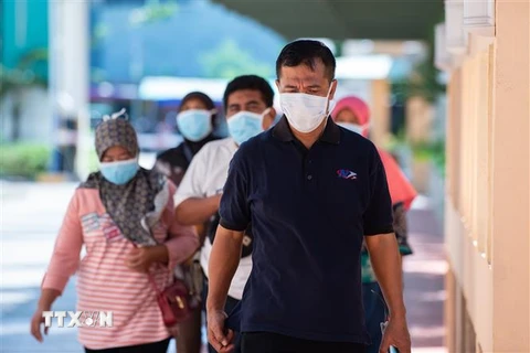Người dân đeo khẩu trang nhằm ngăn chặn sự lây lan của dịch COVID-19 tại Jakarta, Indonesia ngày 2/3/2020. (Nguồn: THX/TTXVN) 