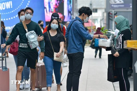 Người dân đeo khẩu trang phòng lây nhiễm COVID-19 tại Kuala Lumpur, Malaysia, ngày 9/3. (Nguồn: THX/TTXVN) 