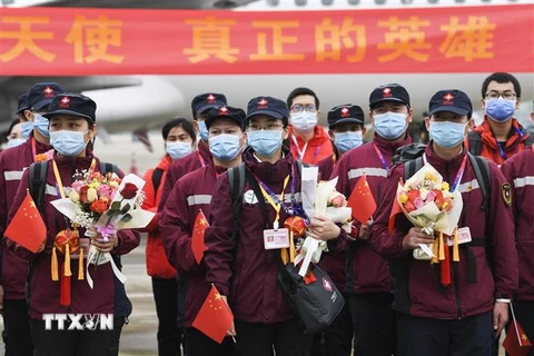 Nhân viên y tế được điều động tới Vũ Hán để điều trị cho bệnh nhân nhiễm COVID-19 trở về quê hương sau khi hoàn thành nhiệm vụ, tại sân bay quốc tế Wuxu ở Nam Ninh, Khu tự trị dân tộc Choang Quảng Tây, Trung Quốc ngày 20/3/2020. (Nguồn: THX/TTXVN) 