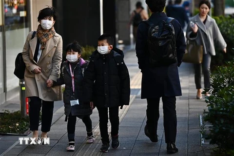 Người dân đeo khẩu trang phòng tránh lây nhiễm COVID-19 tại Tokyo, Nhật Bản, ngày 10/3/2020. (Nguồn: AFP/TTXVN) 