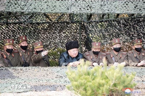 Nhà lãnh đạo Triều Tiên Kim Jong-un (giữa) thị sát cuộc tập trận pháo binh của quân đội nước này, ngày 12/3/2020. (Nguồn: Yonhap/TTXVN) 
