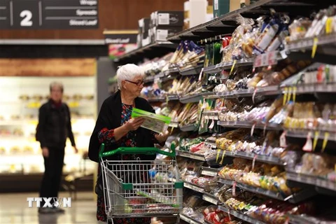 Người dân mua hàng hóa tại siêu thị ở Canberra, Australia ngày 17/3/2020, trong bối cảnh dịch COVID-19 lan rộng. (Nguồn: THX/TTXVN) 