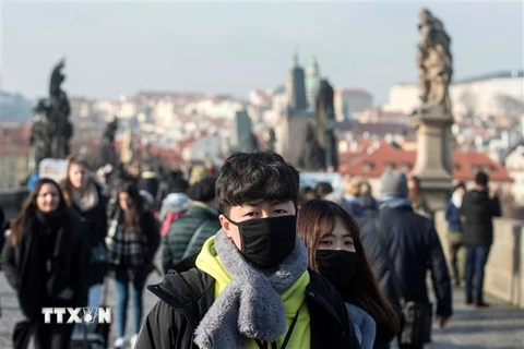 Người dân đeo khẩu trang để phòng tránh lây nhiễm COVID-19 tại Prague, Cộng Séc, ngày 27/1/2020. (Nguồn: AFP/TTXVN) 