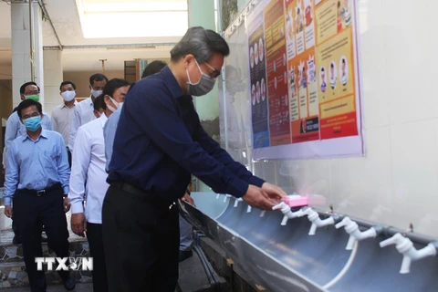 Bí thư Tỉnh ủy Bạc Liêu Nguyễn Quang Dương kiểm tra công tác phòng, chống dịch bệnh COVID-19 tại trường Tiểu học Kim Đồng, thành phố Bạc Liêu. (Ảnh: Huỳnh Sử/TTXVN) 